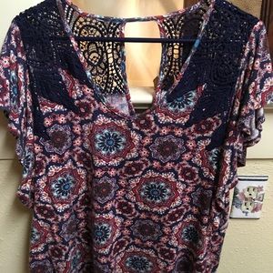 Cute patterned top with lace details